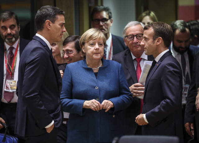 브렉시트(Brexit)를 논의하기 위해 열린 17일 유럽연합(EU) 정상회의에서 앙겔라 메르켈(왼쪽 두번째부터) 독일 총리와 장클로드 융커 EU 집행위원장, 에마뉘엘 마크롱 프랑스 대통령이 모여 심각한 표정으로 대화를 나누고 있다.  /브뤼셀=AFP연합뉴스