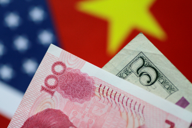 중국 위안화와 미국 달러화 /로이터연합뉴스