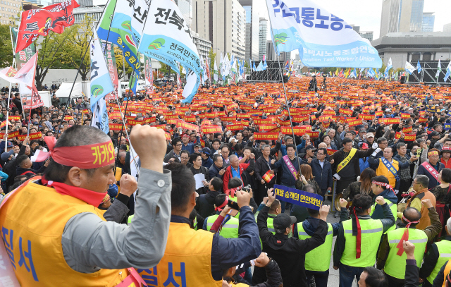 택시산업 종사자들이 18일 서울 광화문광장에 모여 카카오의 카풀 서비스 도입에 반대하는 집회를 열고 있다. /이호재기자