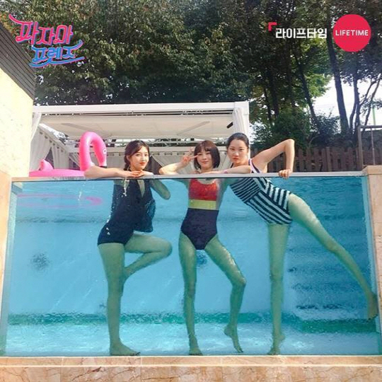 '파자마프렌즈' 조이X장윤주X김수미, 호텔 수영장서 압도적 수영복 몸매자랑