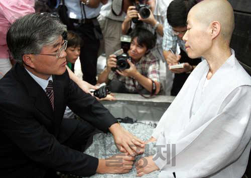 2004년 8월 문재인(왼쪽) 당시 청와대 시민사회수석이 단식농성 중인 지율스님을 찾아가 설득하고 있다. /연합뉴스
