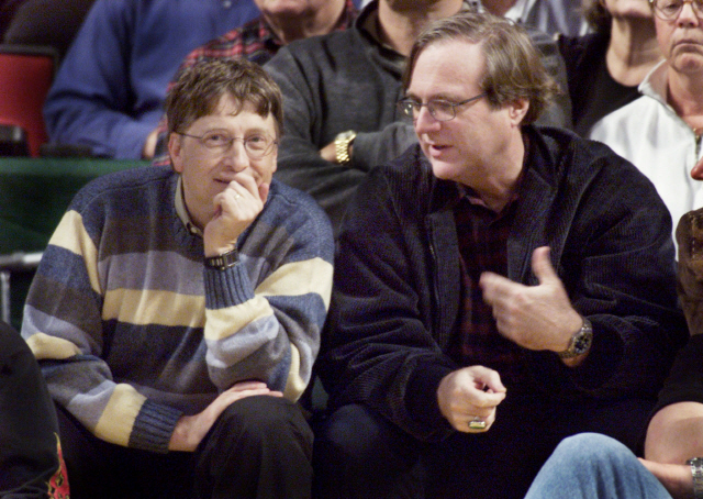 지난 2003년 마이크로소프트 공동창업자인 빌 게이츠(왼쪽)과 폴 앨런이 농구장을 찾아 이야기를 나누던 모습 /로이터연합뉴스