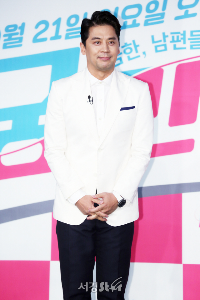 권오중이 19일 오후 서울 마포구 상암동 MBC 골든마우스홀에서 열린  MBC ‘궁민남편’ 제작발표회에 참석해 포토타임을 갖고 있다.