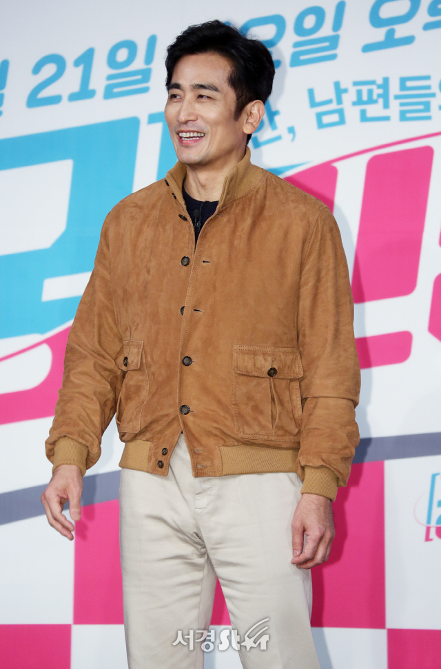 차인표가 19일 오후 서울 마포구 상암동 MBC 골든마우스홀에서 열린  MBC ‘궁민남편’ 제작발표회에 참석해 포토타임을 갖고 있다.