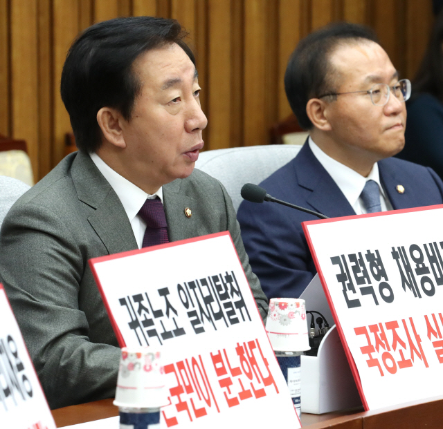 김성태 자유한국당 원내대표(왼쪽)가 19일 오전 국회에서 열린 국정감사 대책회의에서 발언하고 있다./연합뉴스