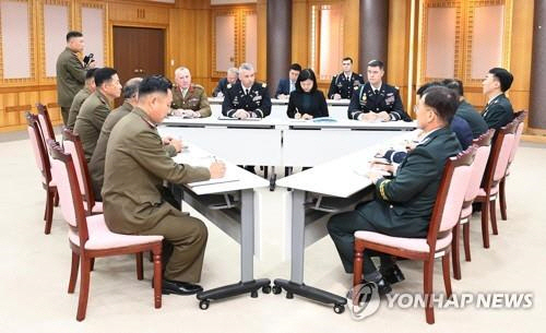 16일 판문점에서 공동경비구역(JSA) 비무장화를 위한 남북한·유엔사 간 3자협의체 첫 회의에서 남측 조용근 국방부 북한정책과장, 북측 엄창남 대좌, 유엔사 측 군사정전위원회 비서장 해밀턴 대령등이 회의하고 있다. /국방부 제공 =연합뉴스