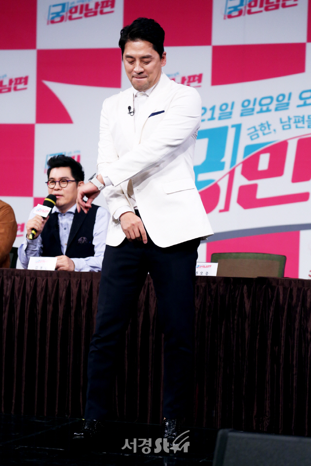 권오중이 19일 오후 서울 마포구 상암동 MBC 골든마우스홀에서 열린  MBC ‘궁민남편’ 제작발표회에 참석하고 있다.