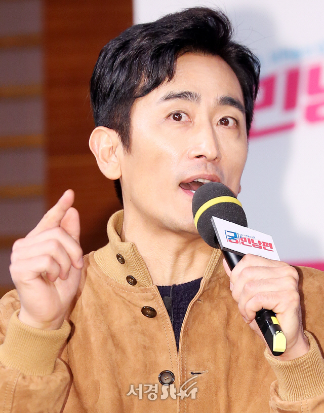 차인표가 19일 오후 서울 마포구 상암동 MBC 골든마우스홀에서 열린  MBC ‘궁민남편’ 제작발표회에 참석하고 있다.