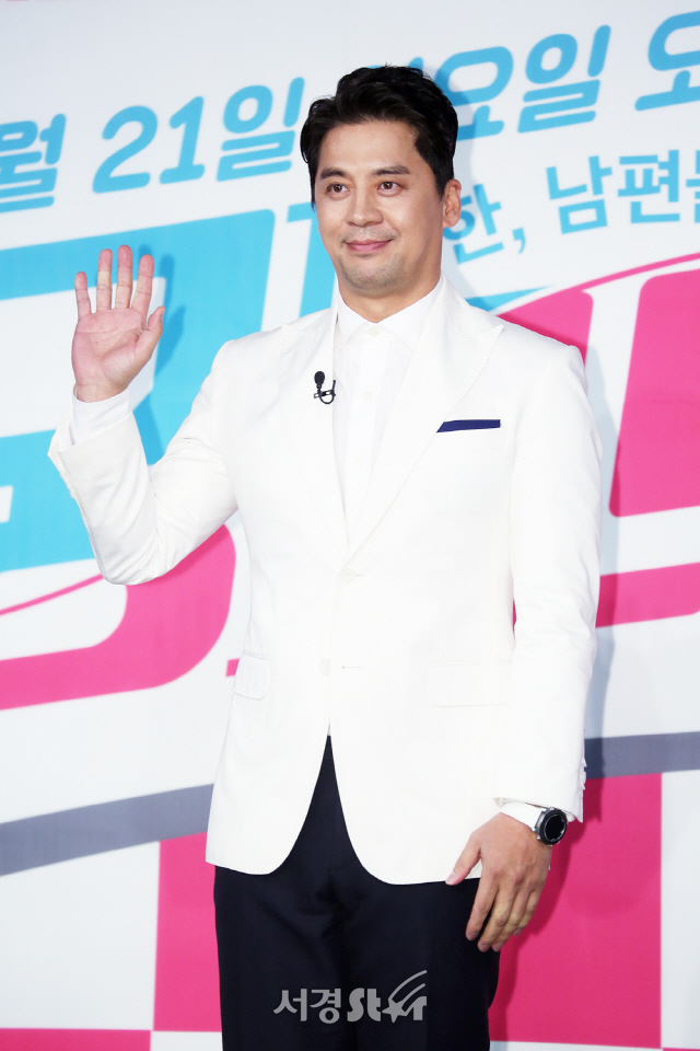 권오중이 19일 오후 서울 마포구 상암동 MBC 골든마우스홀에서 열린  MBC ‘궁민남편’ 제작발표회에 참석해 포토타임을 갖고 있다.