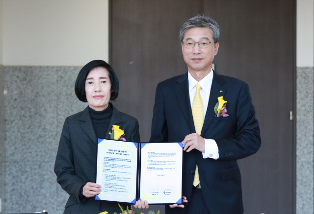 허인(오른쪽) KB국민은행장과 피우진 국가보훈처장이 19일 일산 킨텍스에서 열린 2018 중장기복무 제대군인 일자리박람회에서 ‘제대군인 일자리 창출 지원’을 위한 업무협약을 체결하고 있다. /사진제공=KB국민은행