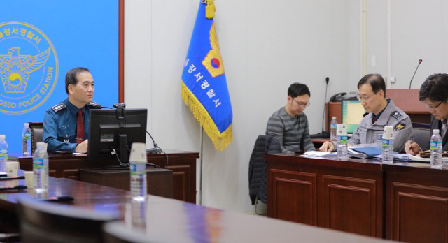 서울 강서구 PC방 아르바이트생 피살 사건에 대한 경찰의 대응을 두고 논란이 불거진 가운데 이주민 서울지방경찰청장이 19일 사건을 수사 중인 서울 강서경찰서를 방문해 회의를 갖고 있다. /연합뉴스=서울지방경찰청 제공