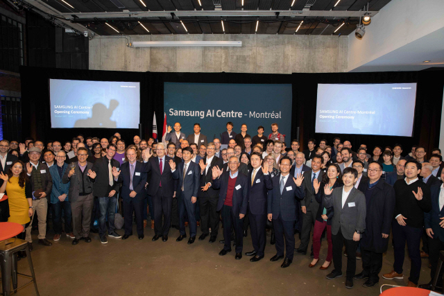 18일(현지시간) 캐나다 몬트리올에서 열린 삼성전자 몬트리올 AI 연구센터 개소식에서 참석자들이 기념촬영을 하고 있다. /사진제공=삼성전자