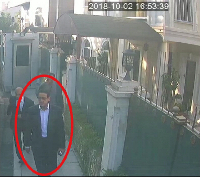 터키의 친정부 신문 사바가 18일(현지시간) 공개한 CCTV 영상에서 자말 카슈끄지 살해 용의자로 지명된 마헤르 압둘아지즈 무트레브(빨간 원)가 지난 2일 터키 이스탄불에 있는 사우디아라비아 총영사 관저에서 빠져나오고 있다.  /이스탄불=AP연합뉴스