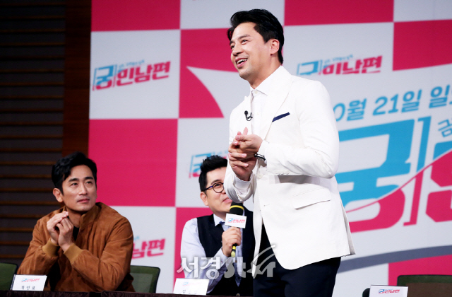 권오중이 19일 오후 서울 마포구 상암동 MBC 골든마우스홀에서 열린  MBC ‘궁민남편’ 제작발표회에 참석해 포토타임을 갖고 있다.