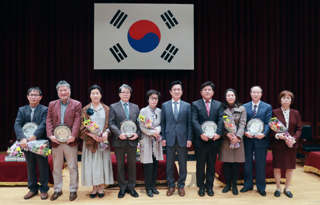 허태정(사진 왼쪽에서 여섯번째) 대전시장이 대전 문화상을 시상한 뒤 수상자 및 수상자 가족들과 기념촬영을 하고 있다. 사진제공=대전시