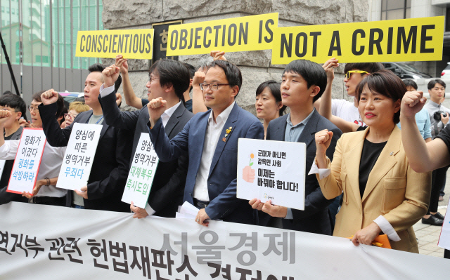 지난 6월28일 서울 종로구 헌법재판소 앞에서 양심적 병역거부 찬성자들이 대체복무제 도입을 촉구하는 구호를 외치고 있다. /연합뉴스