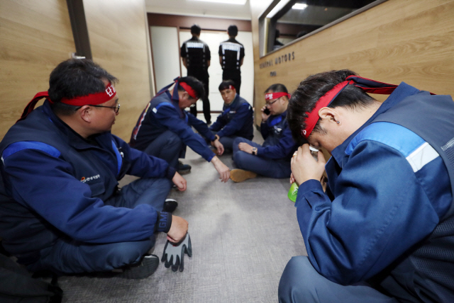 한국GM이 주주총회를 열고 연구개발(R&D) 법인 분리 안건을 의결한 19일 인천 한국GM 부평공장 본사 사장실 앞에서 노조원들이 망연자실한 표정으로 주저앉아 있다. /인천=연합뉴스