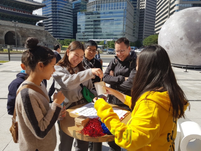 ‘2018 가을시즌 외국인 관광객 환대주간’을 맞아 서울시 관광특구 내 설치된 환대센터에서 다양한 이벤트를 즐기는 외국인 관광객들. /사진제공=한국방문위원회