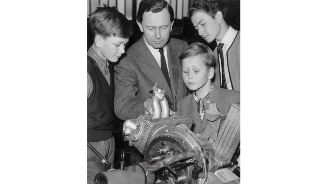 포르쉐의 2세대 경영인인 페리 포르쉐(왼쪽에서 두번째)와 그의 아들들./사진제공=포르쉐코리아