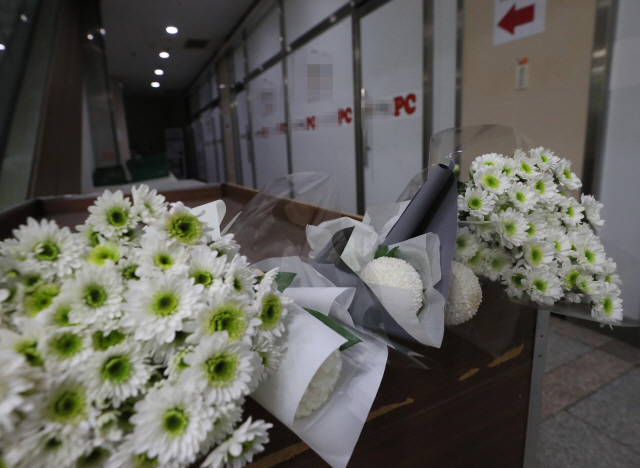 19일 오후 서울 강서구 한 PC방 앞에 흉기 살인사건으로 목숨을 잃은 아르바이트생을 추모하는 국화가 놓여져 있다. 지난 14일 한 30대 남성이 PC방에서 불친절하다는 이유로 아르바이트생을 숨지게 해 경찰에 붙잡혔다./연합뉴스