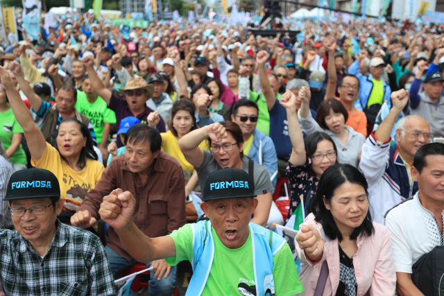 20일 타이베이 민진당 청사 앞에서 대만 포모사 연맹이 대만 독립을 국민투표로 가리자는 구호를 외치고 있다./연합뉴스