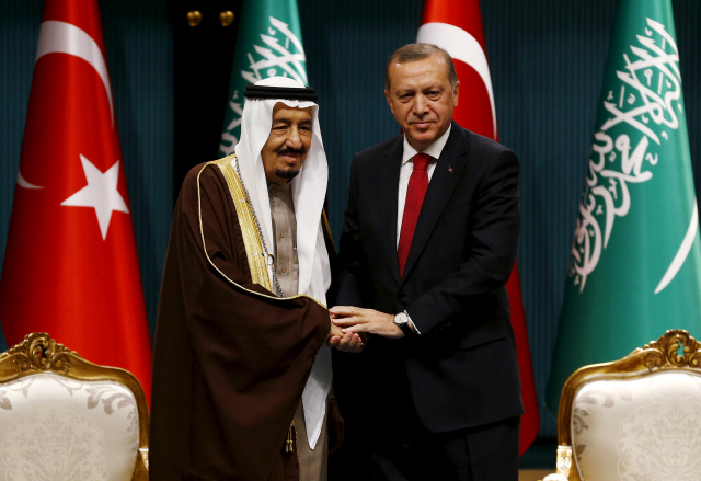 레제프 타이이프 에르도안(오른쪽) 터키 대통령과 살만 사우디아라비아 국왕/로이터연합뉴스