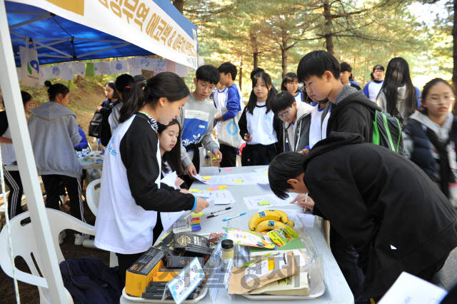 지난 20일 경기 성남시 KOICA본부에서 열린 ‘2018 KOICA 워크 포 워터’에 참가한 학생들이 행사부스에서 체험활동을 하고 있다./사진제공=KOICA