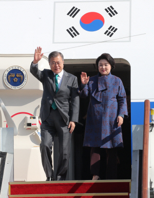 문재인 대통령과 김정숙 여사가 21일 7박 9일간의 유럽 순방을 마치고 성남 서울공항에 도착해 인사하고 있다. /연합뉴스