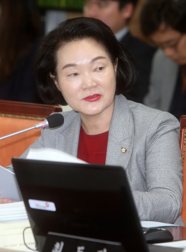 윤종필 자유한국당 의원이 지난 19일 강원도 원주시 국민건강보험공단에서 열린 국회 보건복지위원회의 건보공단과 건강보험심사평가원에 대한 국정감사에서 질의하고 있다. /원주=연합뉴스