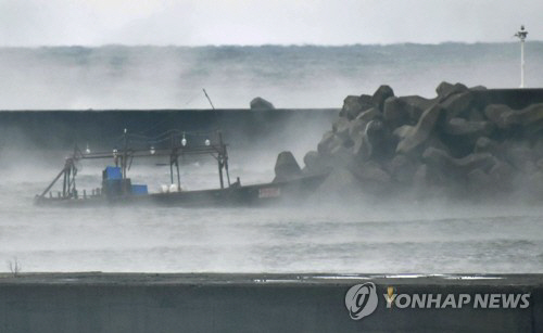 일본 홋카이도 앞바다서 북한 선적 추정 선박·백골 시신 발견