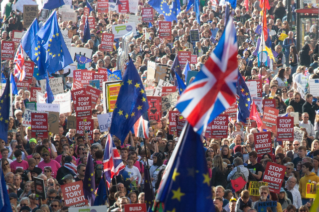 20일(현지시간) 영국 런던에서 대규모 시위대가 브렉시트(Brexit, 영국의 유럽연합 탈퇴)와 관련해 제2 국민투표를 요구하는 팻말을 들고 가두행진을 하고 있다. 이날 시위에는 약 70만명이 참여한 것으로 알려졌다. /런던=신화연합뉴스