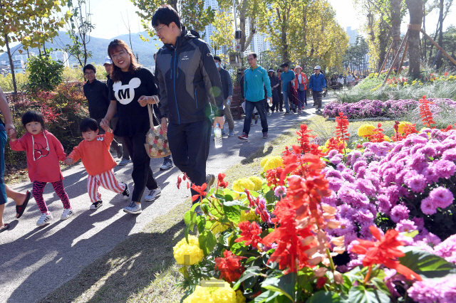 20일 부산시민공원에서 열린 ‘도시숲사랑 달팽이마라톤’에 참가한 부산시민들이 공원내에 조성된 꽃길을 걸으며 즐거워 하고 있다. /부산=이호재기자