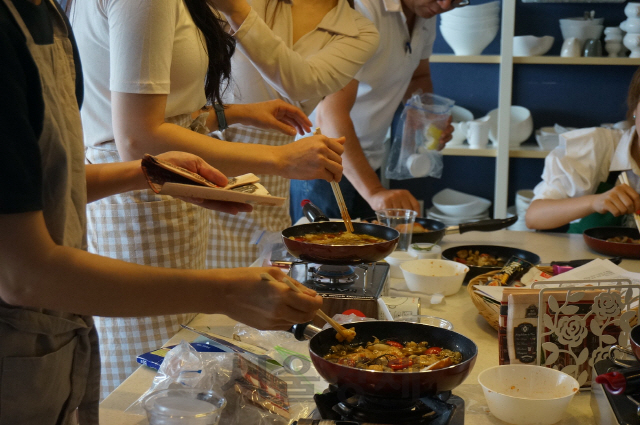 공공의주방이 개최한 ‘캠핑요리 전문가에게 배우는 집에서도 폼나는 캠핑요리 만들기’ 클래스에서 수강생들이 요리를 하고 있다. /사진제공=공공의주방