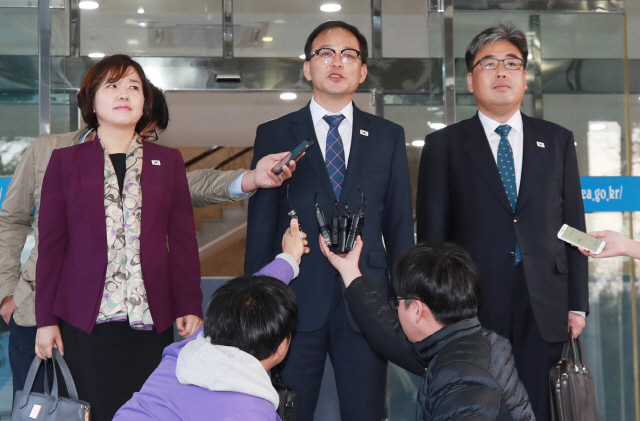 남북 산림협력 회담에 참석하는 남측 수석대표 박종호 산림청 차장(가운데), 임상섭 산림청 산림산업정책국장(오른쪽), 김훈아 통일부 과장이 22일 오전 서울 종로구 남북회담본부를 떠나며 취재진 질문에 답하고 있다. 이날 개성 남북공동연락사무소에서 열리는 회담에서 남북은 평양공동선언에 적시된 대로 소나무 재선충 방제와 양묘장 현대화 방안 등을 논의할 것으로 예상된다. /연합뉴스