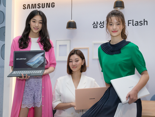 삼성전자 모델들이 22일 서울 성동구 피어59 스튜디오에서 노트북 ‘플래시(Flash)’를 소개하고 있다. /사진제공=삼성전자