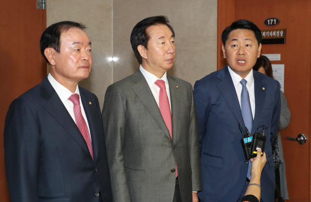 장병완(왼쪽) 민주평화당, 김성태(가운데) 자유한국당, 김관영 바른미래당 원내대표가 22일 오전 국회 정론관에서 서울시 산하 서울교통공사의 고용세습 의혹에 대한 국정조사를 촉구하는 기자회견을 마치고 취재진의 질문에 답하고 있다./연합뉴스