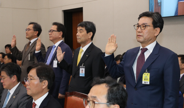 지난 10일 국회에서 열린 산업통상자원부 국정감사에서 이동걸(오른쪽 두번째) 산업은행 회장이 증인선서를 하고 있다./연합뉴스