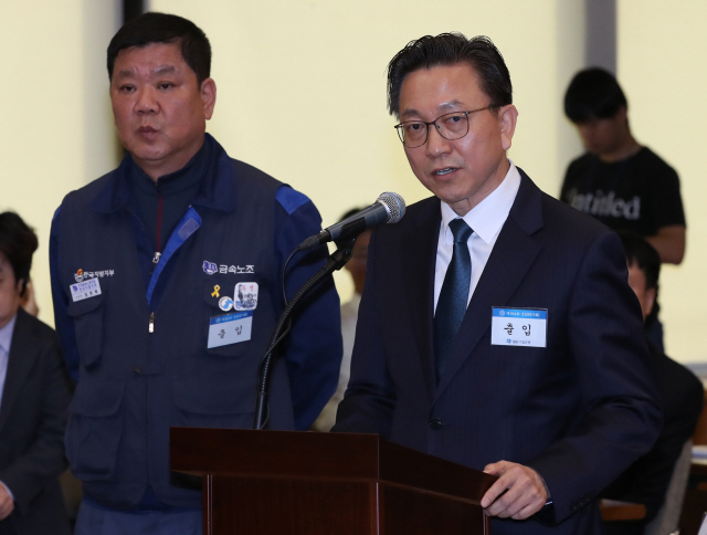 22일 서울 중구 을지로 IBK기업은행에서 열린 국회 정무위원회의 예금보험공사, 한국산업은행, 중소기업은행, 서민금융진흥원 등에 대한 국정감사에서 임한택 금속노조 한국GM지부 지부장(왼쪽)과 최종 한국GM 부사장이 질의에 답하고 있다./연합뉴스