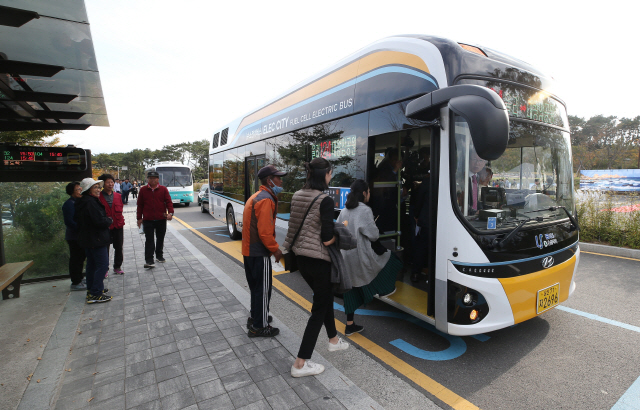 울산시민들이 22일 울산시 동구 대왕암공원에서 전국 최초로 시내버스 노선에 투입된 현대자동차의 수소전기버스에 탑승하고 있다./울산=연합뉴스