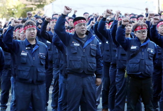 한국지엠(GM)이 주주총회를 열고 법인분리 안건을 의결한 19일 오후 인천시 부평구 한국지엠 부평공장 본사 앞에서 전국금속노동조합 한국GM지부 노조원들이 투쟁 결의를 다지고 있다. /연합뉴스