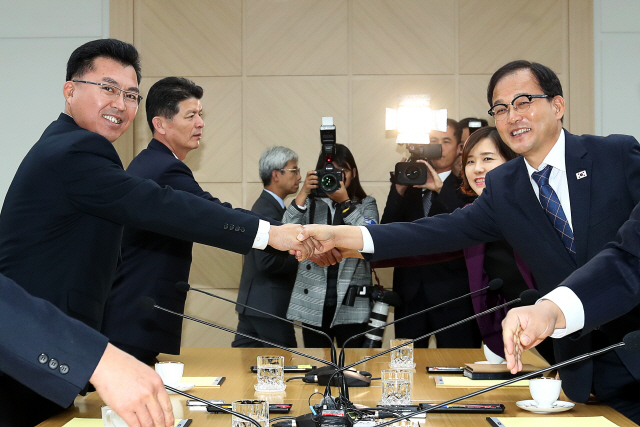 남북 산림협력회담 남측 수석대표인 박종호(오른쪽) 산림처 차장과 북측 수석대표 김성준(왼쪽) 국토환경보호성 산림총국 부총국장이 22일 개성 남북공동연락사무소에서 열린 회담에서 악수를 나누고 있다./개성=사진공동취재단