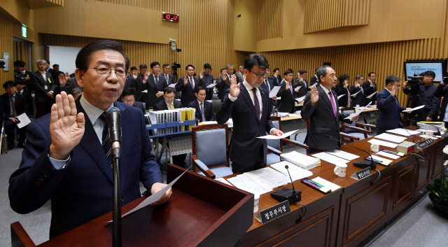 박원순(왼쪽) 서울시장과 서울시 관계자들이 22일 오전 서울 태평로 서울시청 대회의실에서 열린 국회 국토교통위원회의 서울시 국정감사에서 증인선서를 하고 있다. /연합뉴스