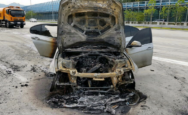 지난 8월 경기도 의왕시 제2경인고속도로 안양방향 안양과천TG 인근을 지나던 BMW 320d에서 불이 나 출동한 소방관에 의해 15분 만에 꺼졌다. 사진은 불에 탄 BMW 320d 차량. /사진=경기도재난안전본부 제공