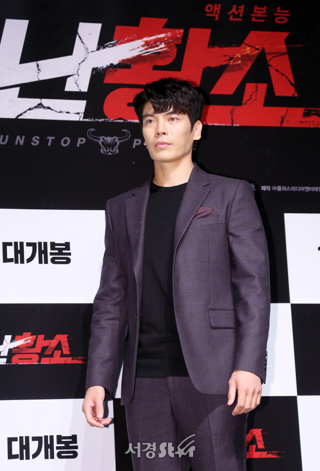 배우 김성오가 23일 오전 서울 압구정 CGV에서 열린 영화‘성난황소‘ 제작보고회에 참석해 포토타임을 갖고 있다.