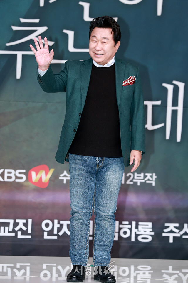 배우 임하룡이 KBS W 새 수목드라마 ‘시간이 멈추는 그때’ 제작발표회에 참석해 포토타임을 갖고 있다.