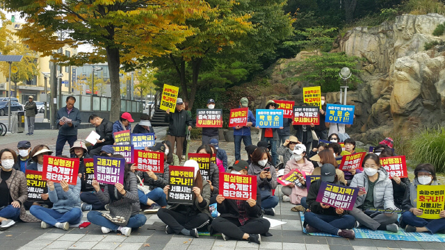 서울 송파구 가락동 주민들로 구성된 ‘성동구치소 졸속개발반대 범대책위원회’ 회원들이 23일 오금공원 앞에서 집회를 열고 있다.  /사진제공=대책위원회