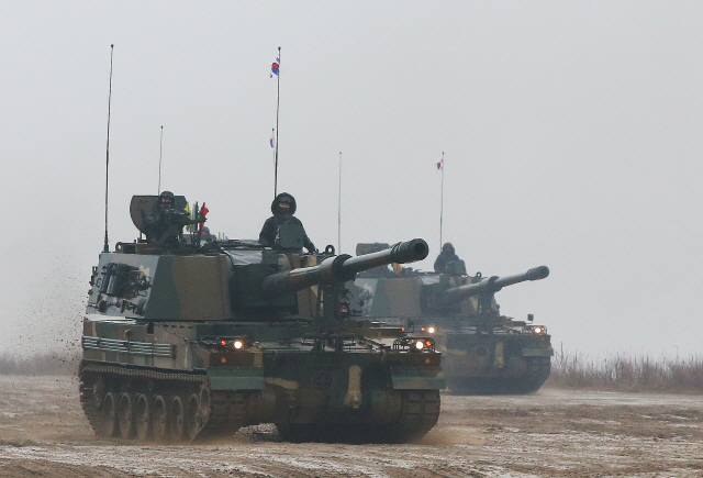 ‘육군 기계화부대 전투장비 기동훈련’에서 육군 20사단 K-9 자주포가 기동을 하고 있다./연합뉴스