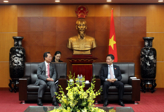 김종갑(왼쪽) 한국전력공사 사장이 쩐 뚜엉 아잉 베트남 산업통상부 장관과 지난 22일 베트남 하노이에서 만나 이야기를 나누고 있다./사진제공=한국전력공사