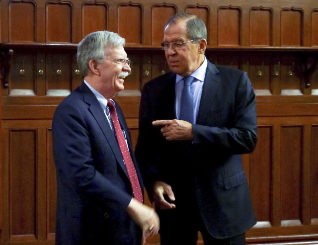 존 볼턴(왼쪽) 미국 국가안보회의(NSC) 보좌관이 22일(현지시간) 모스크바에서 세르게이 라브로프 러시아 외무장관과 만나 대화를 나누고 있다. /AP연합뉴스