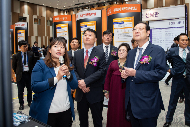 권기홍(오른쪽) 동반성장위원장이 23일 송도 컨벤시아에서 열린 ‘2018 대중소기업 상생협력 구매상담회’를 찾아 주요 귀빈들과 함께 행사 취지와 참여업체 특징 등에 대한 설명을 듣고 있다. /사진제공=대중기협력재단